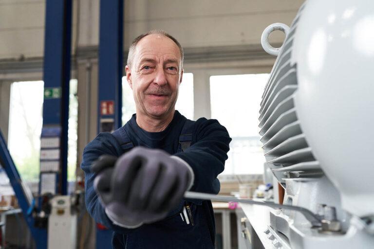 Arbeiter beim schrauben in der Industrie